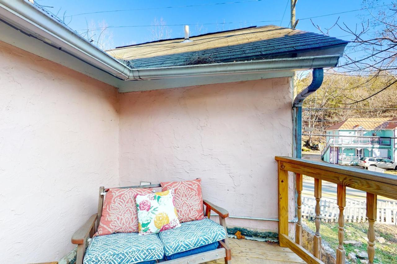 The Pink House On Main - Upper Apartment Eureka Springs Exterior foto
