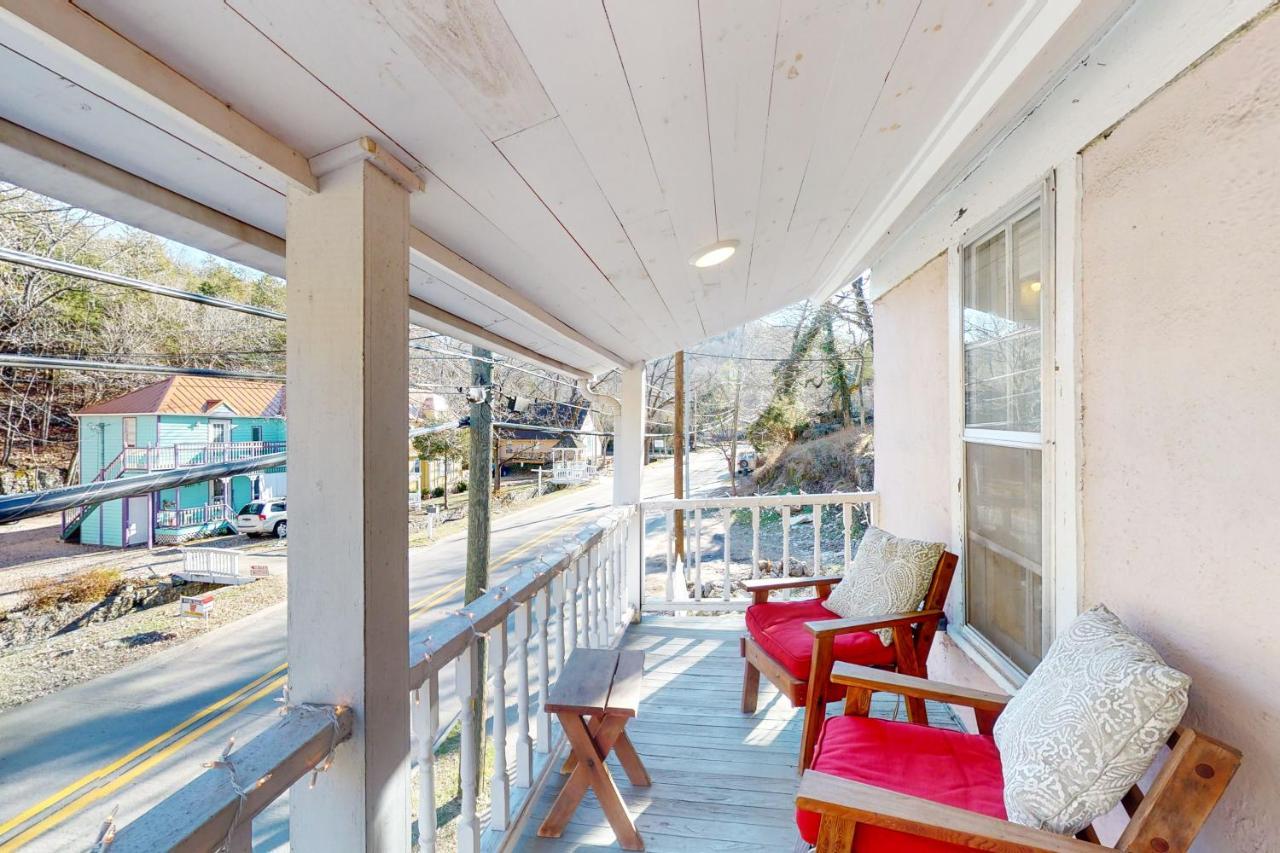 The Pink House On Main - Upper Apartment Eureka Springs Exterior foto